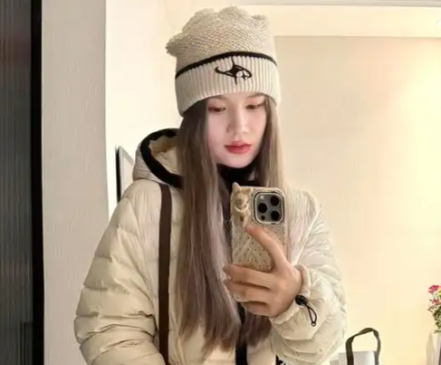 毛线冷帽配绗缝棉服北欧街头（冷帽的冬日北欧风穿搭2025）