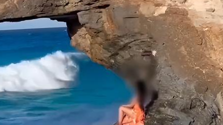 女子在埃及景区拍照突遭巨浪卷入海中 女子景区拍照被巨浪卷走多处擦伤 女子在埃及景区拍照突遭巨浪卷入海中 女子景区拍照被巨浪卷走多处擦伤