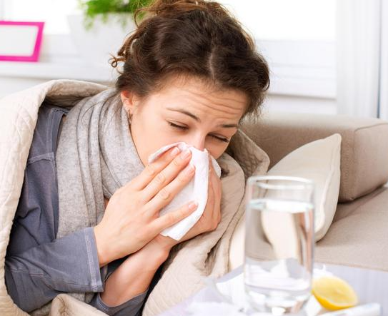 流感季喉咙痛就是感冒？2025年流感季症状鉴别全攻略