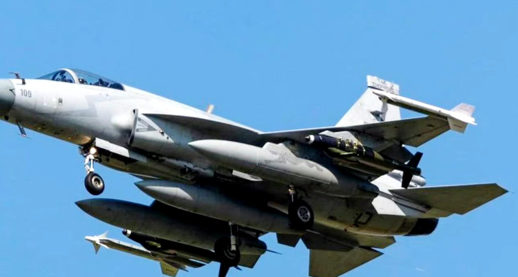 印尼总统普拉博沃访问巴基斯坦 巴空军六架“枭龙”护航印尼总统专机