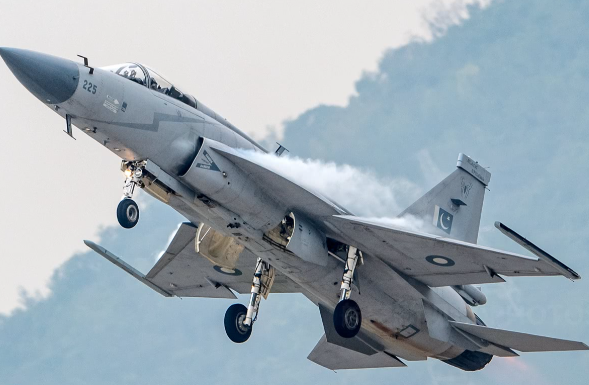 巴空军6架“枭龙”护航印尼总统专机 印尼总统访问巴基斯坦释放出哪些信号 巴空军6架“枭龙”护航印尼总统专机 印尼总统访问巴基斯坦释放出哪些信号