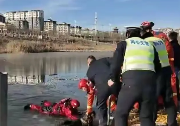 冰窟救人的13岁女孩获嘉奖！13岁女孩救人后学校奖，政府奖