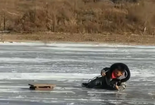 冰窟救人的13岁女孩获嘉奖！13岁女孩救人后学校奖，政府奖