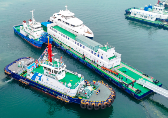 全国首艘氢电拖轮作业亮点多 山东青岛港引入全国首艘氢电拖轮 全国首艘氢电拖轮作业亮点多 山东青岛港引入全国首艘氢电拖轮