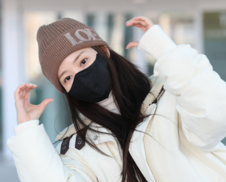 毛线冷帽配绗缝棉服北欧街头（冷帽的冬日北欧风穿搭2025）