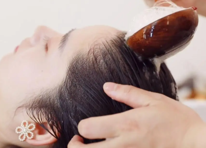 冬季头发要不要天天洗?2025年头发头皮养护频率指南 冬季头发要不要天天洗?2025年头发头皮养护频率指南