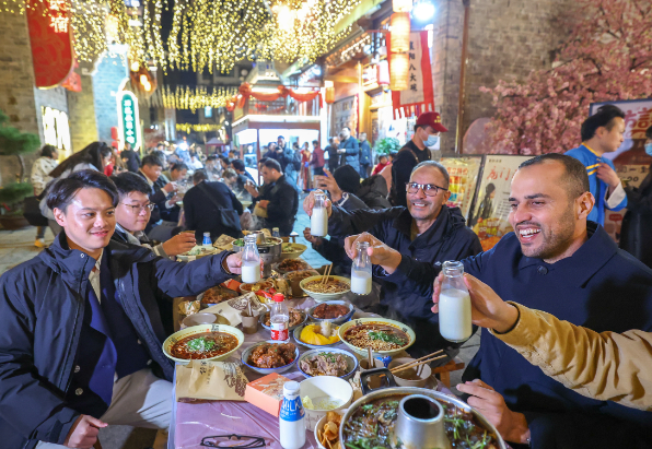 “中国游”“中国购”体验感拉满 今年我国热门目的地入境游客量增幅均超90% “中国游”“中国购”体验感拉满 今年我国热门目的地入境游客量增幅均超90%