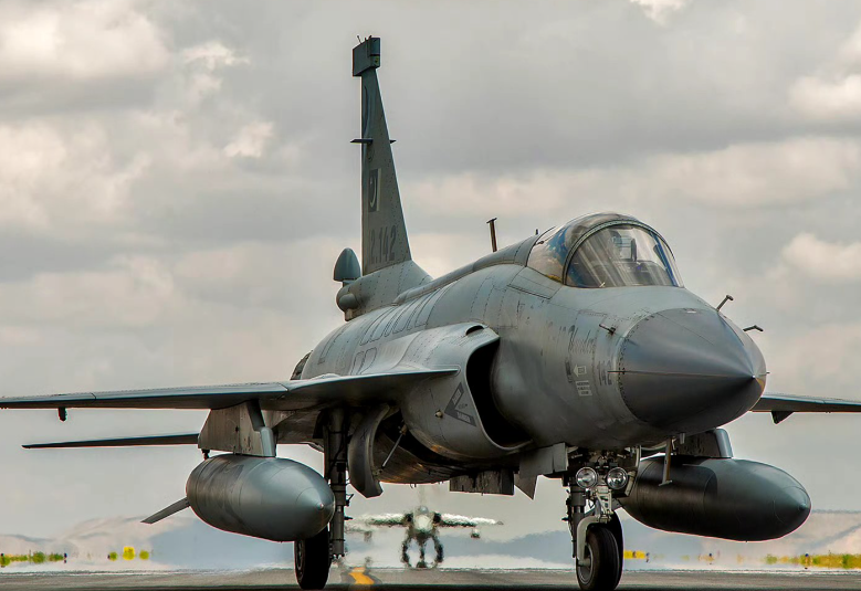 印尼总统普拉博沃访问巴基斯坦 巴空军六架“枭龙”护航印尼总统专机