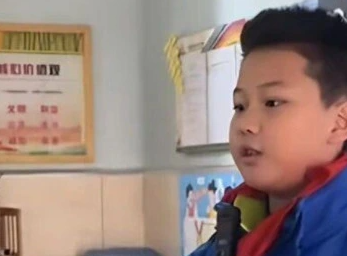 9岁男孩干了成年人不敢做的事 9岁男孩校服被写侮辱文字勇敢发声