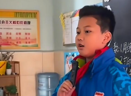 9岁男孩干了成年人不敢做的事 9岁男孩校服被写侮辱文字勇敢发声