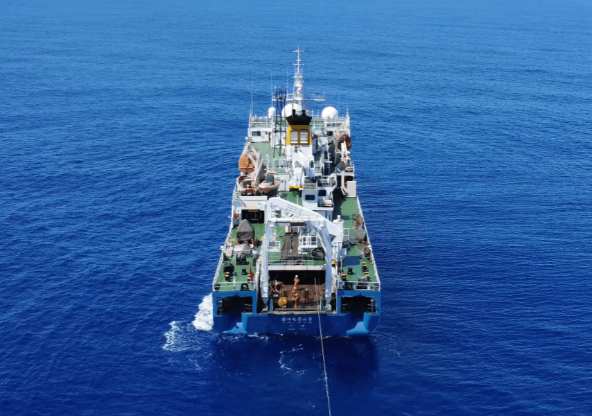 海洋地质六号科考船完成首次太平洋深渊电磁剖面测量 海洋地质六号科考船完成第15航次第二航