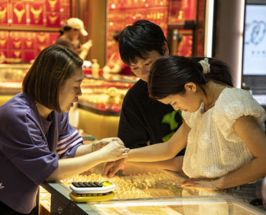 国内多家品牌金饰克价上涨 黄金期价收于每盎司4224.7美元