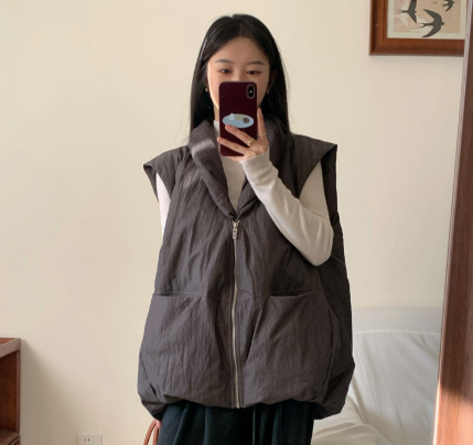 羽绒马甲配衬衫叠穿层次丰富（羽绒马甲的冬日层次感穿搭2025）