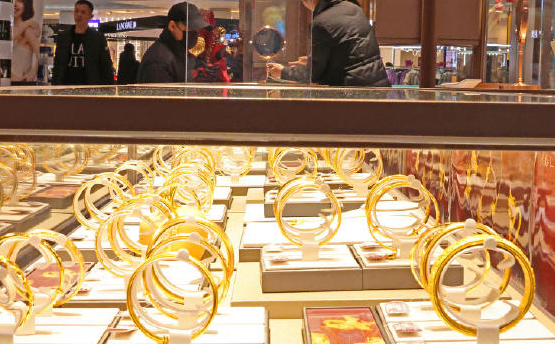 国内多家品牌金饰克价上涨 黄金期价收于每盎司4224.7美元