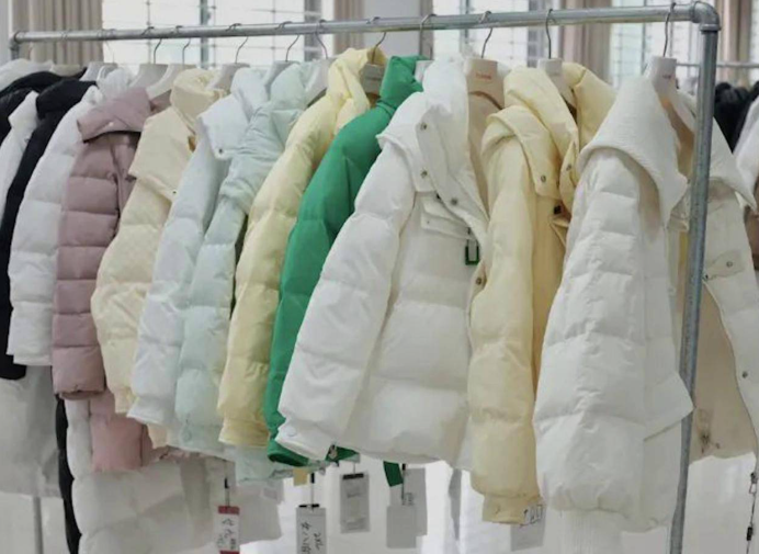 高校为300余名困难学子发放羽绒服！河南一高校给困难学子免费发羽绒服