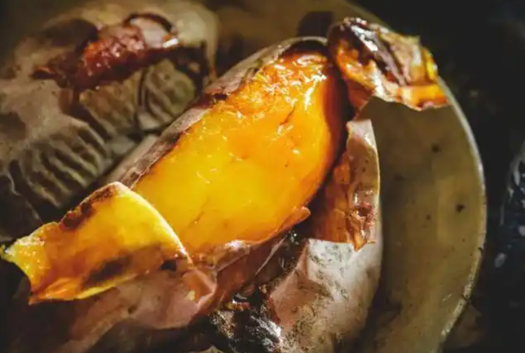 员工踢了一脚救了老板一命，冬天烤红薯小心一氧化碳中毒