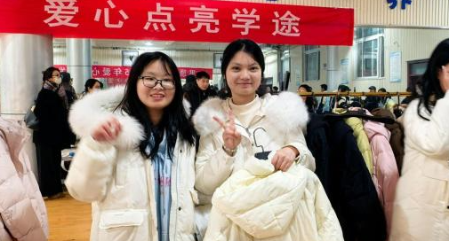 高校为300余名困难学子发放羽绒服！河南一高校给困难学子免费发羽绒服