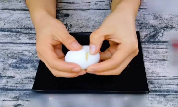 凭煮蛋涨粉350万? “蛋神”教大家用手机补光灯挑鸡蛋