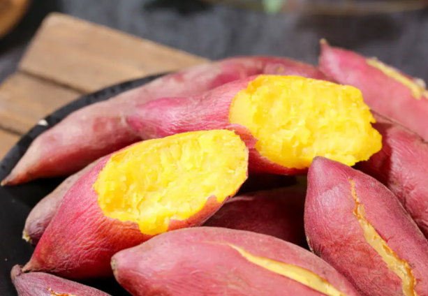 员工踢了一脚救了老板一命，冬天烤红薯小心一氧化碳中毒