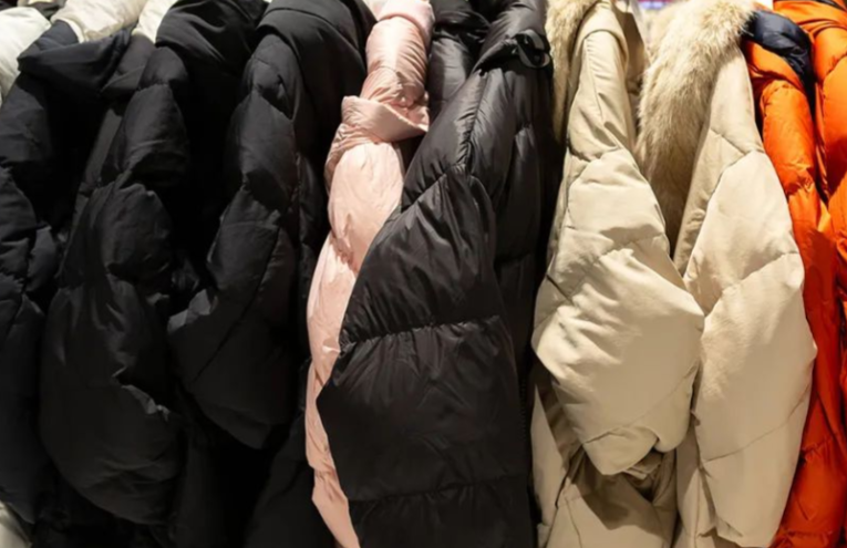 多所高校定制羽绒服卖爆!中国人民大学上新“人大红”超绒羽绒服受热捧 多所高校定制羽绒服卖爆!中国人民大学上新“人大红”超绒羽绒服受热捧
