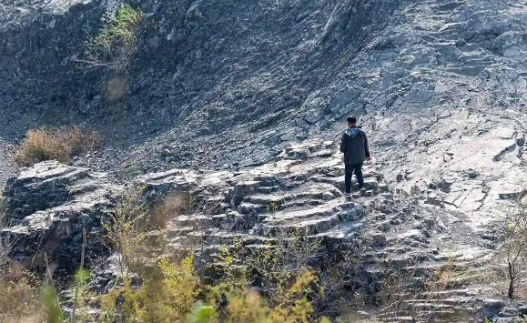 地球深处可能存在重要原始水储库 地幔矿物布里奇曼石在高温下具有显著富水能力