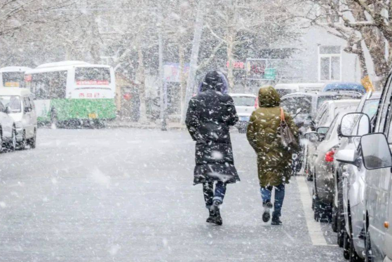 大雪暴雪来了三预警齐发 我国中东部地区日平均或最低气温下降6～8℃