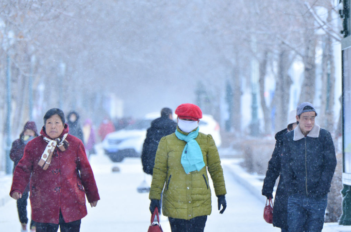 北京门头沟飘起鹅毛大雪,北京延庆、房山等区已飘起雪花 北京门头沟飘起鹅毛大雪,北京延庆、房山等区已飘起雪花