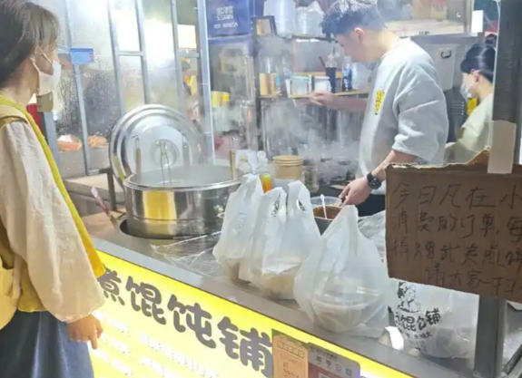小吃街一夜间换上同一个收款码 小吃街用同一个收款码背后真相太泪目！