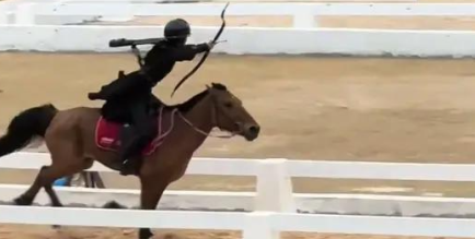 中国队11岁少女12秒骑射五箭全中！11岁少女夺魁中国骑射荣耀赛场！