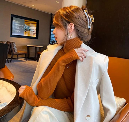 高领打底衫搭宽松毛呢外套慵懒保暖（高领打底衫的冬日松弛穿搭2025）