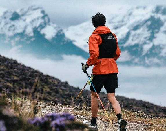 “跑马”的人都开始“跑山”了 越野跑成为2025年热度上升最快的运动之一 “跑马”的人都开始“跑山”了 越野跑成为2025年热度上升最快的运动之一