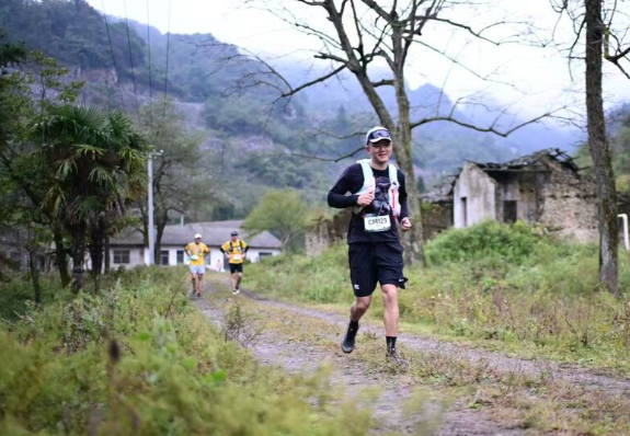 “跑马”的人都开始“跑山”了 越野跑成为2025年热度上升最快的运动之一 “跑马”的人都开始“跑山”了 越野跑成为2025年热度上升最快的运动之一
