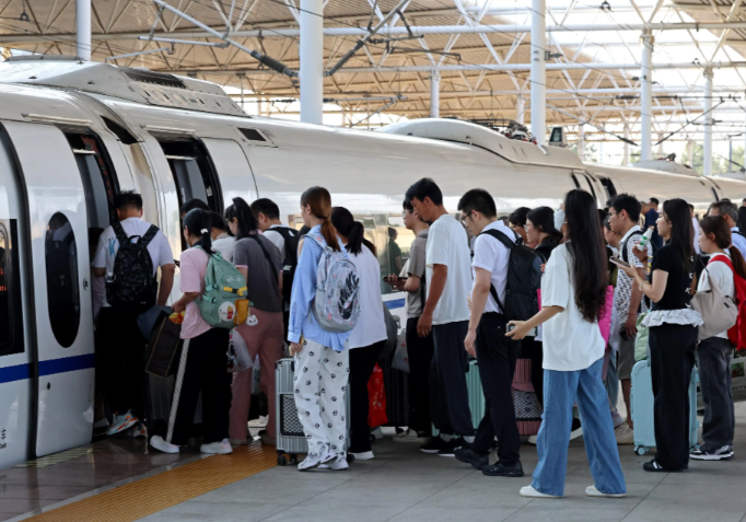 全国铁路发送旅客42.8亿人次，全国铁路发送旅客人次同比增长6.6%