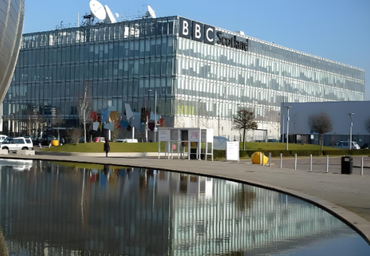 特朗普正式起诉BBC共索赔100亿美元 BBC就误导性剪辑向特朗普道歉但拒绝赔偿 特朗普正式起诉BBC共索赔100亿美元 BBC就误导性剪辑向特朗普道歉但拒绝赔偿