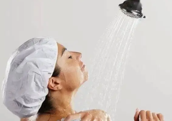 冬季洗澡过勤伤肤？科学洗澡频率与保湿建议2025