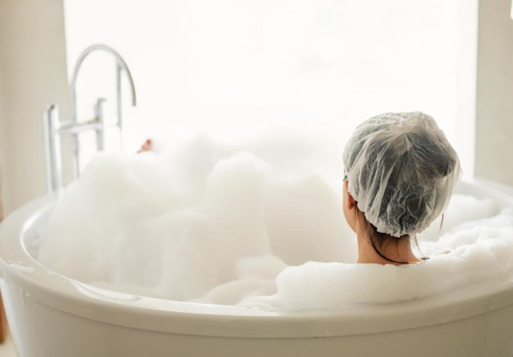 冬季洗澡过勤伤肤？科学洗澡频率与保湿建议2025