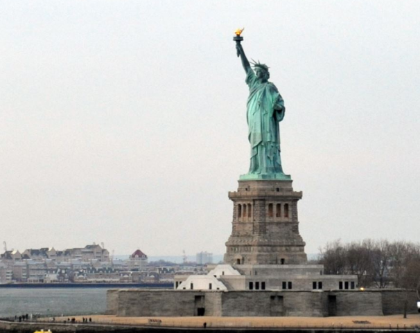美洲的自由女神像倒了！巴西自由女神像复制品被强风刮倒