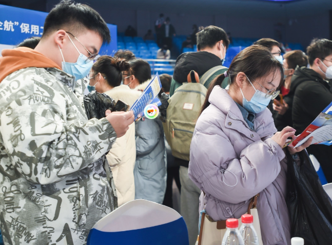 前11月全国城镇新增就业1210万人 城镇调查失业率平均值为5.2%