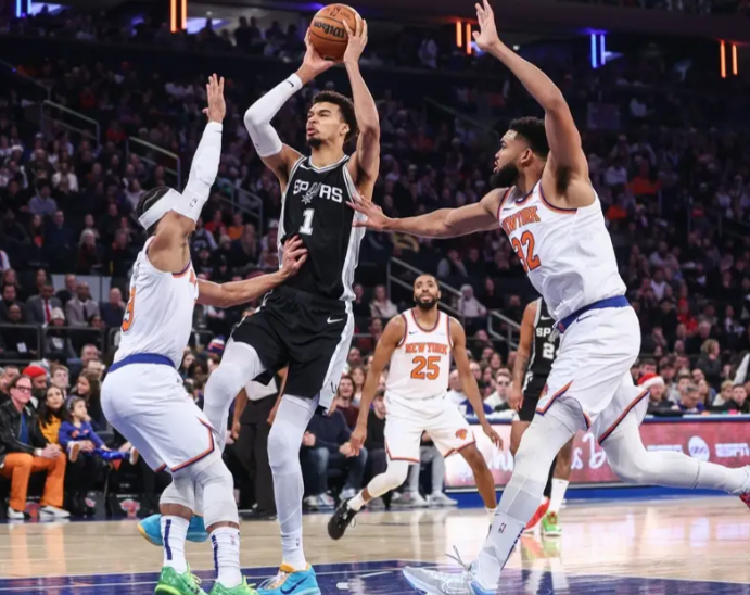 NBA杯决赛尼克斯逆转马刺夺冠！尼克斯末节以124-113逆转战胜马刺！