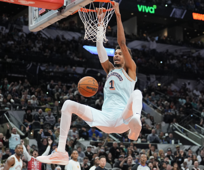 NBA杯决赛尼克斯逆转马刺夺冠！尼克斯末节以124-113逆转战胜马刺！