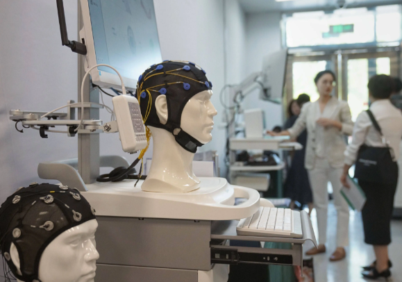 脑机接口实现用意念控制具身机器人 我国侵入式脑机接口实现三维物理世界交互