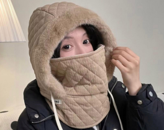 皮毛护耳帽搭配围巾全副武装（护耳帽的冬日极寒出行穿搭2025）