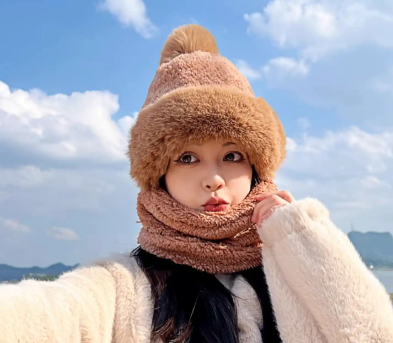 皮毛护耳帽搭配围巾全副武装（护耳帽的冬日极寒出行穿搭2025）