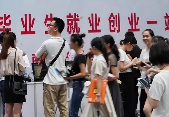 前11月全国城镇新增就业1210万人 城镇调查失业率平均值为5.2% 前11月全国城镇新增就业1210万人 城镇调查失业率平均值为5.2%