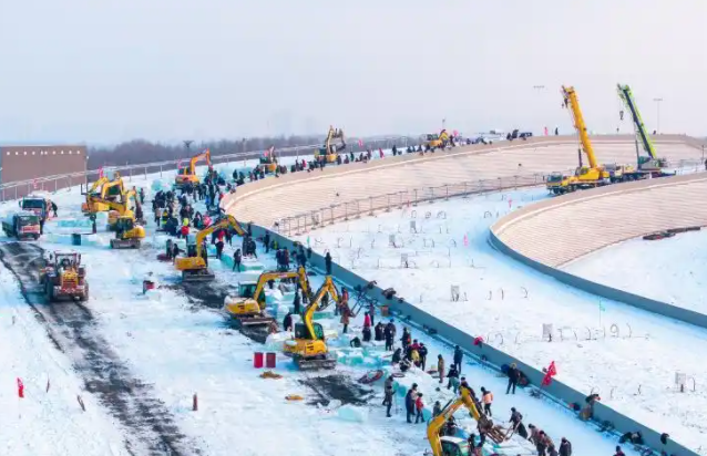 哈尔滨冰雪大世界现“冰版黄鹤楼”，你以为冰雕只是冰?那你就输了