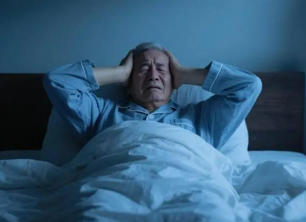 睡觉时建议把手机放在1.5米外，不建议睡觉时把手机放床头充电