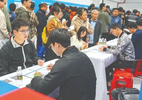 海南新职业机会爆发 海南封关第一批外国人领取就业许可 海南新职业机会爆发 海南封关第一批外国人领取就业许可