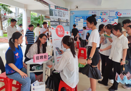 海南新职业机会爆发 海南封关第一批外国人领取就业许可 海南新职业机会爆发 海南封关第一批外国人领取就业许可