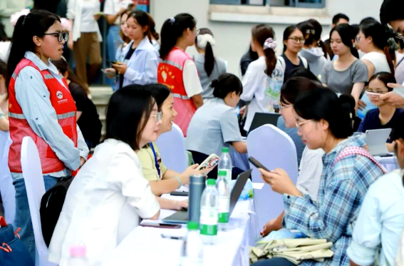 海南新职业机会爆发 海南封关第一批外国人领取就业许可 海南新职业机会爆发 海南封关第一批外国人领取就业许可