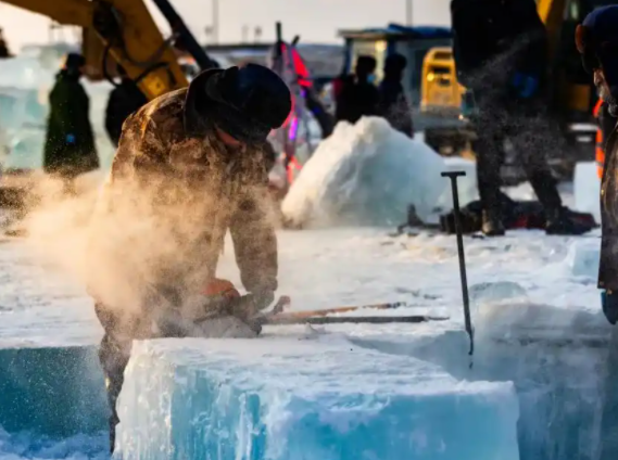 哈尔滨冰雪大世界现“冰版黄鹤楼”，你以为冰雕只是冰?那你就输了